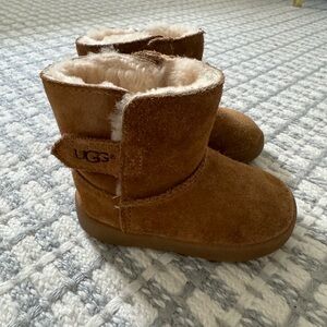 Kids UGG US size 4/5 chestnut brown. Worn two times. Adjustable side.